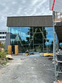Fasaden på den nye sbømmehallen har glass.