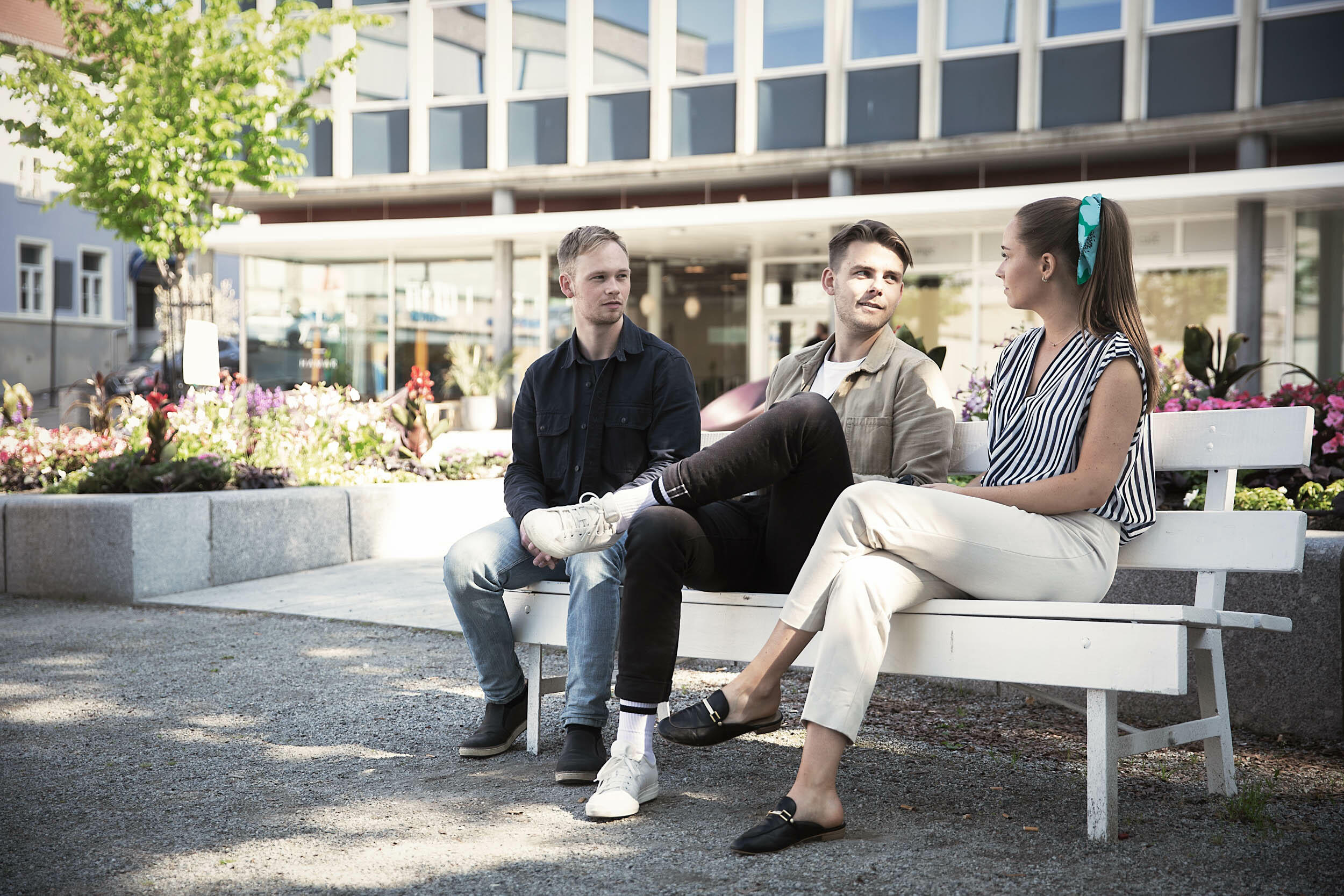 Samtale på en benk i Hamar sentrum. Foto Lars Martin Bøe.