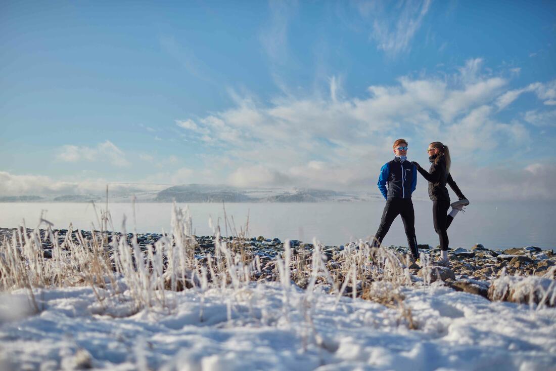 To personer i vinterlandskap ved Mjøsa