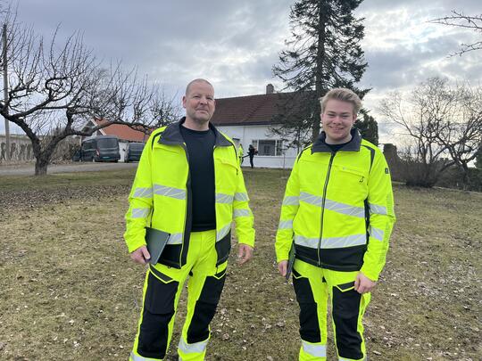 Odd Halvar Nilsen og Kristian Harildstad foran hus som blir taksert.